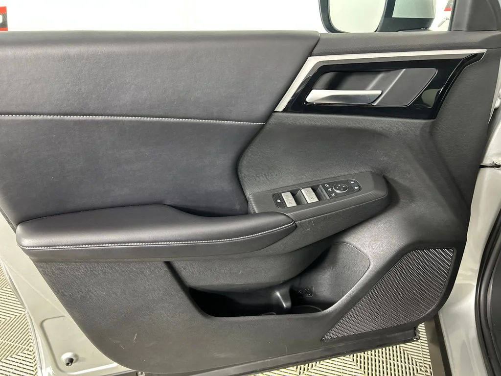 Used 2024 Silver Mitsubishi SE image 10