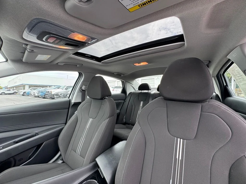 Used 2025 White Hyundai SEL Convenience image 17