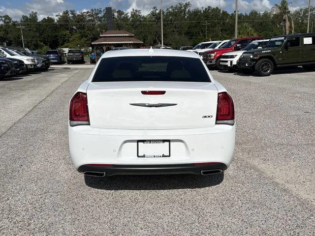 Used 2022 White Chrysler Touring image 5