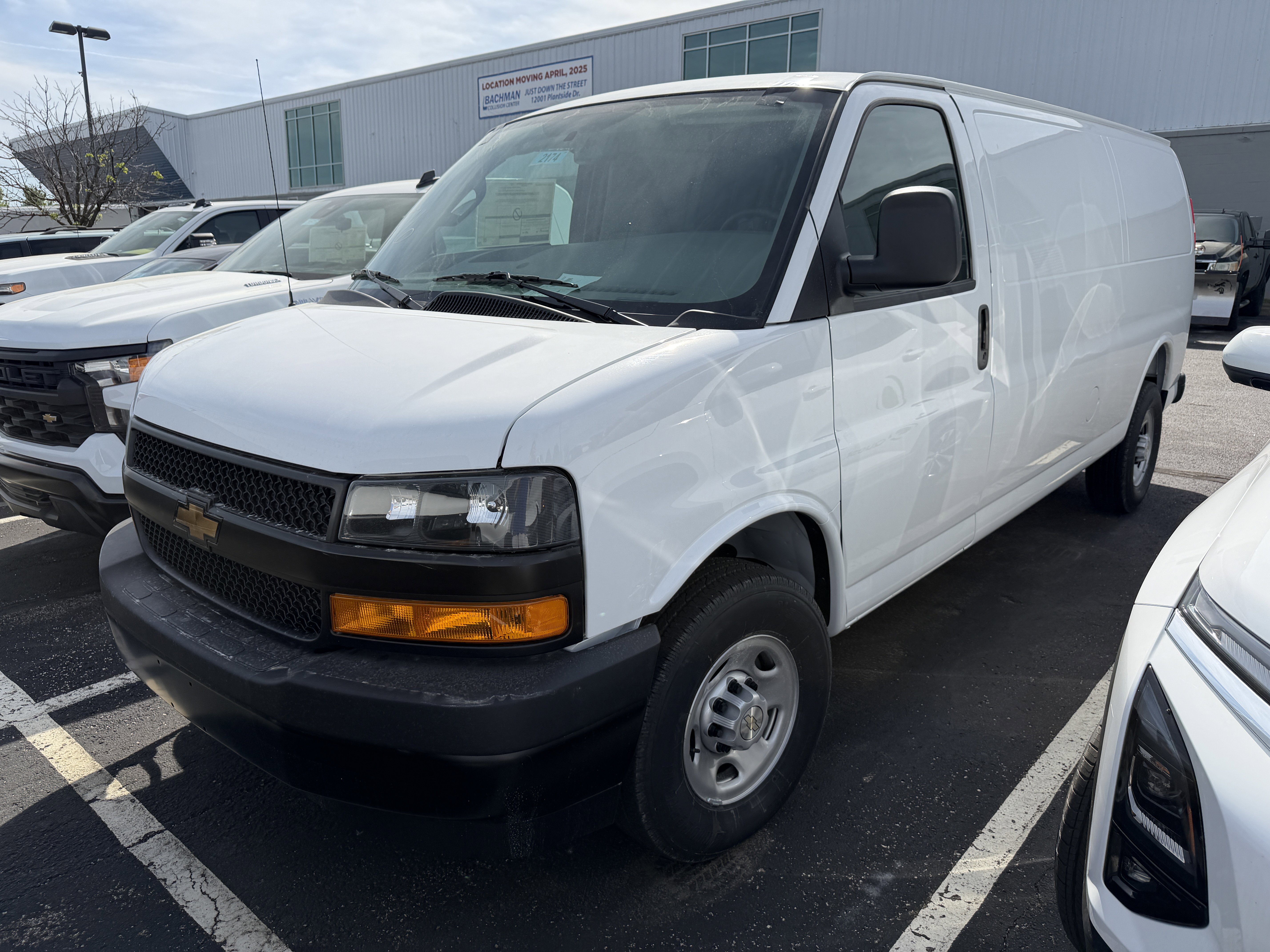New 2026 Summit White Chevrolet 1WT image 4
