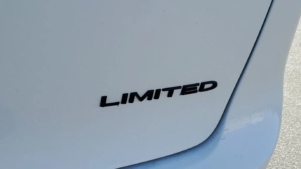 Used 2025 White Chrysler Limited image 9
