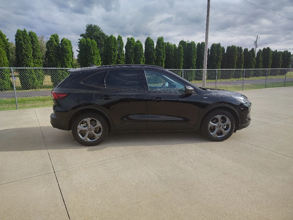 Used 2025 Agate Black Metallic Ford ST-Line image 3