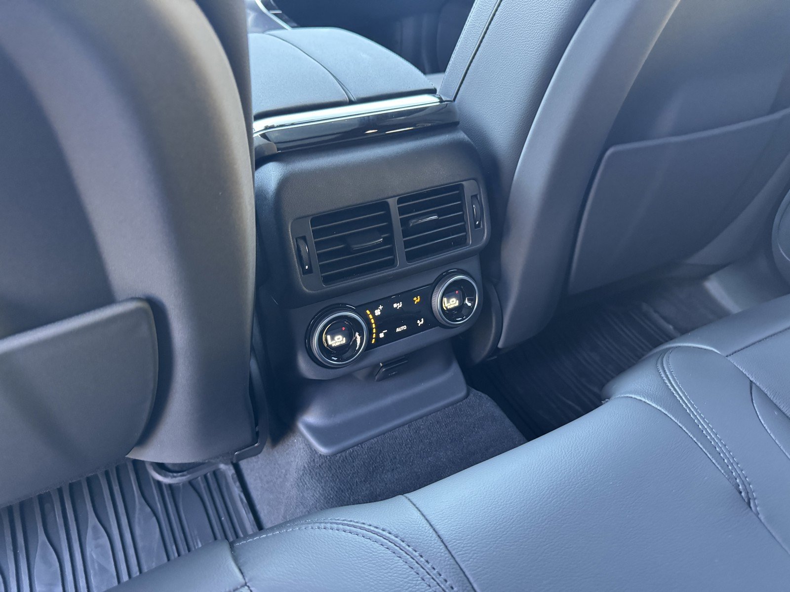 New 2026 Fuji White LAND ROVER Dynamic SE image 12