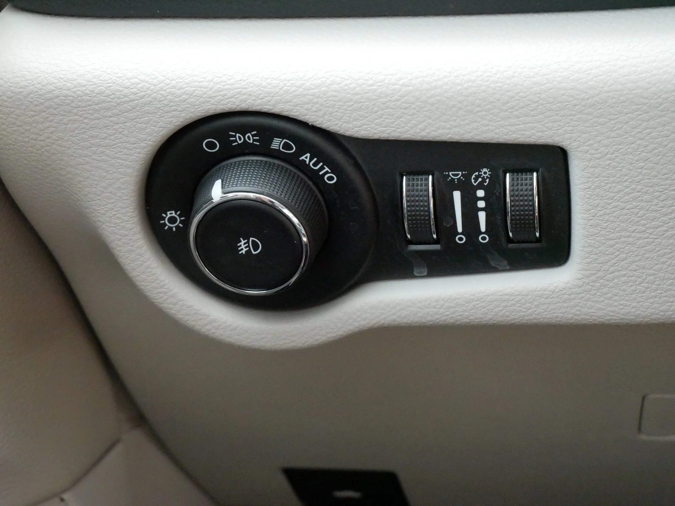 Used 2023 Bright White Clearcoat Chrysler Hybrid Touring L image 27