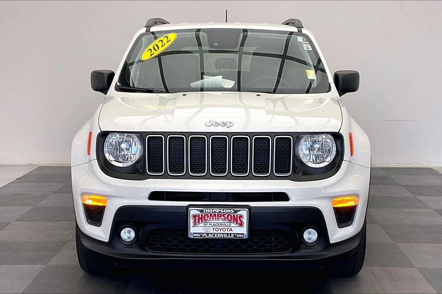 Used 2022 Alpine White Clearcoat Jeep Latitude image 2