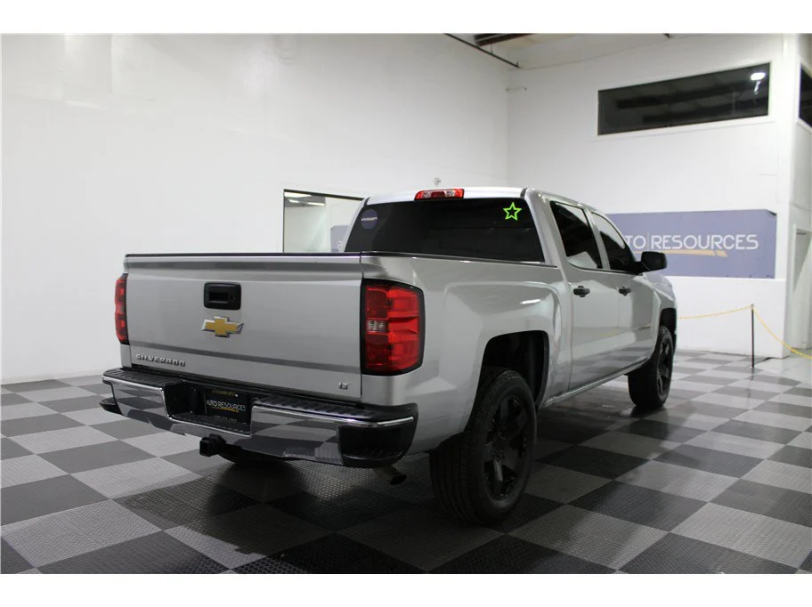 Used 2014 Silver Ice Metallic Chevrolet LT image 4