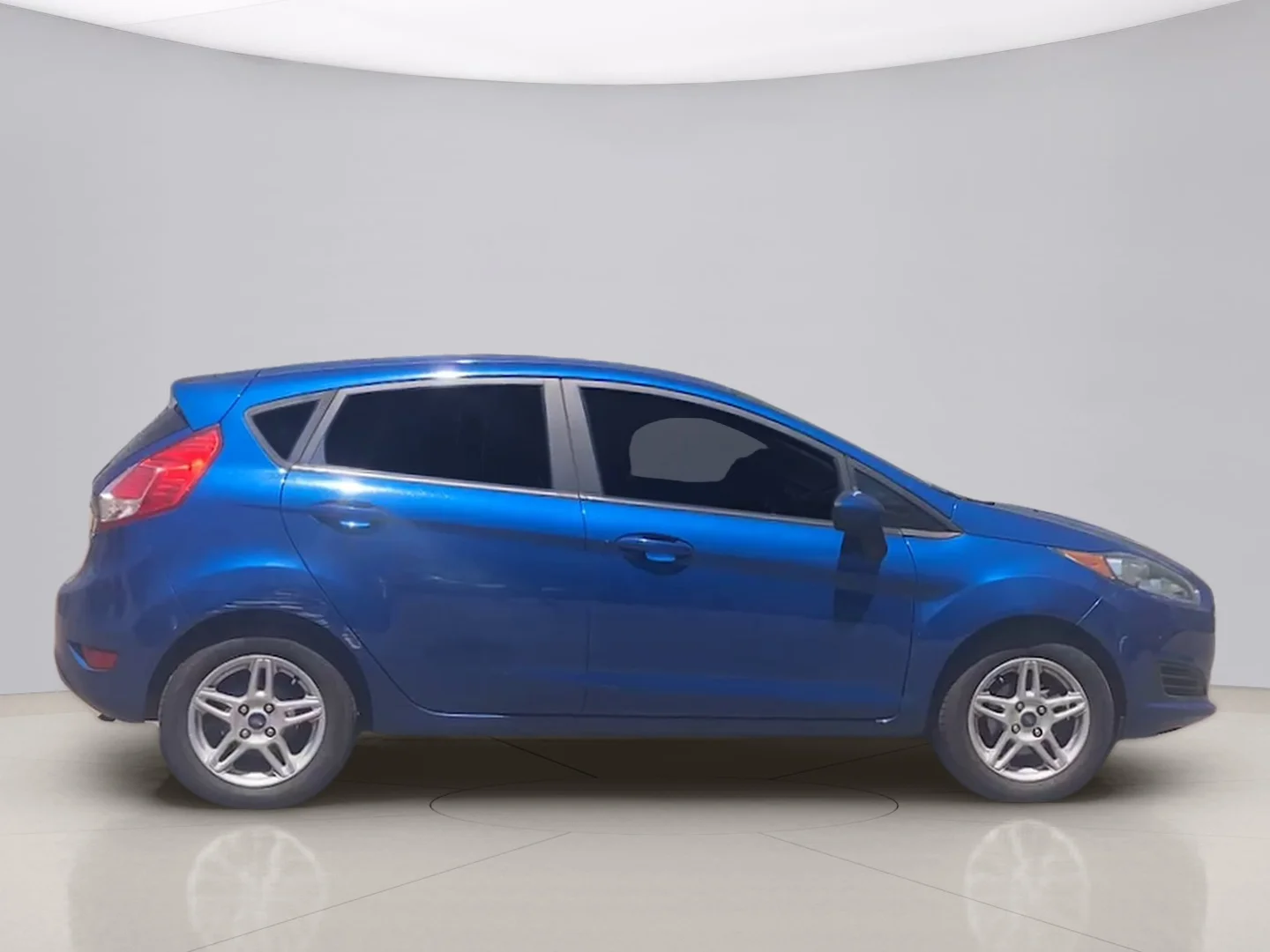 Used 2018 Blue Ford SE image 6