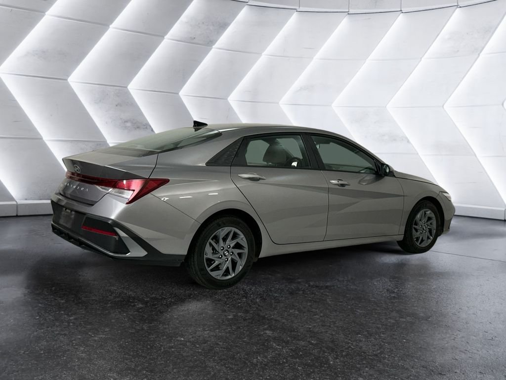 Used 2024 Silver Hyundai SEL image 4