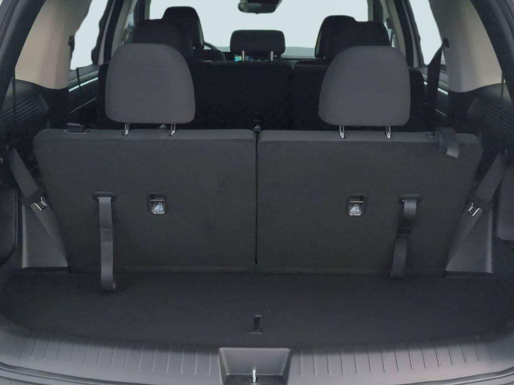 New 2027 Black Hyundai SE FWD image 14