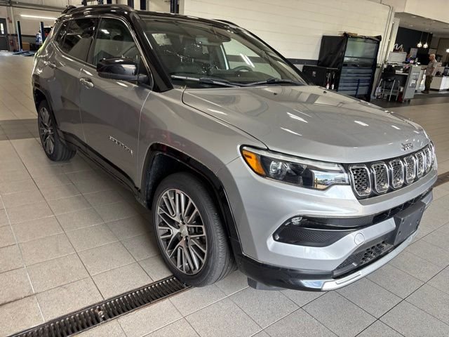Used 2023 Silver Jeep Limited image 1