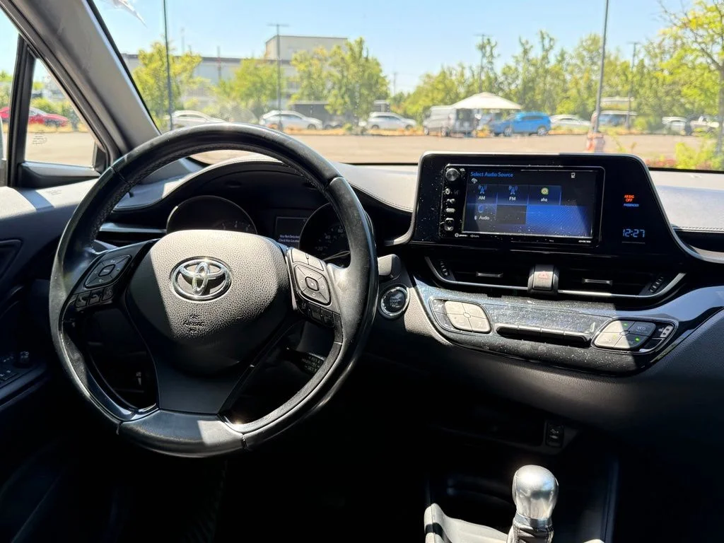 Used 2018 White Toyota XLE Premium image 28