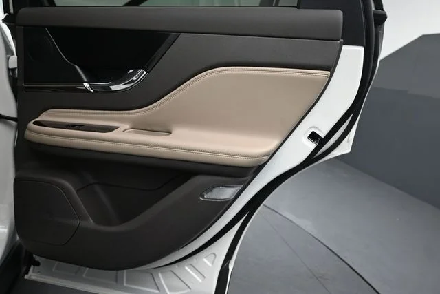 Used 2023 Pristine White Lincoln Standard image 25