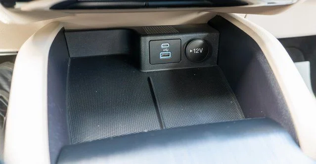 Used 2022 Blue Ford SE image 25
