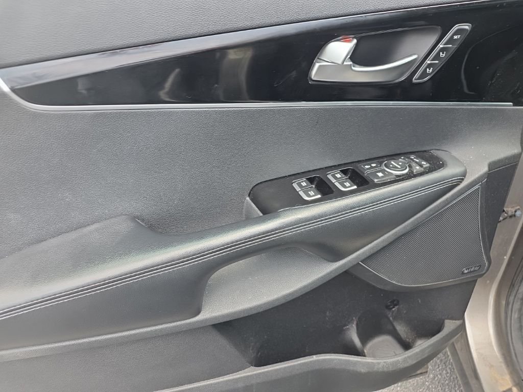 Used 2016 Silver Kia SX image 8