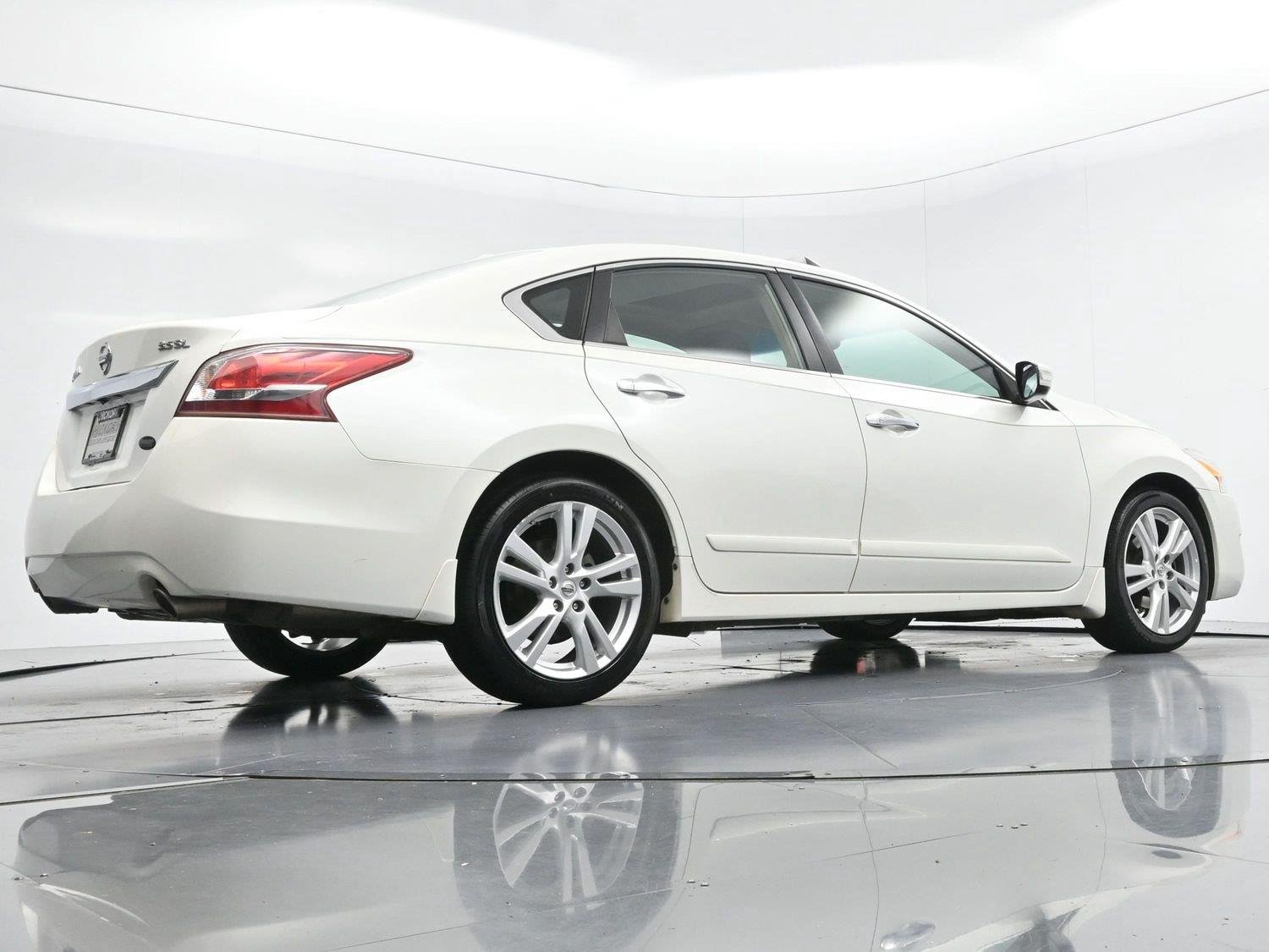 Used 2013 Pearl White Nissan 3.5 SL image 46