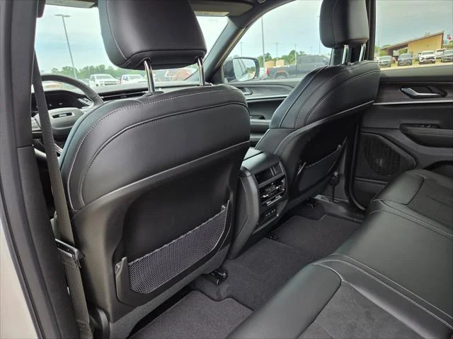 New 2026 Silver Zynith Exterior Paint Jeep Altitude image 25