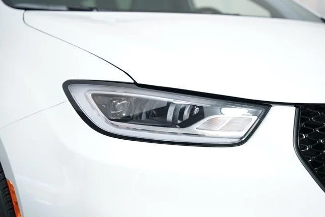 New 2026 Bright White Clear-Coat Exterior Paint Chrysler Limited image 46