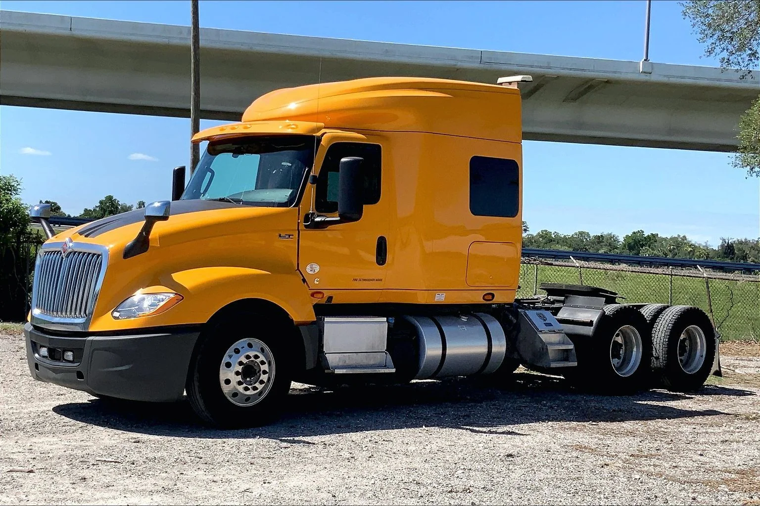 Used 2022 YELLOW International  image 3