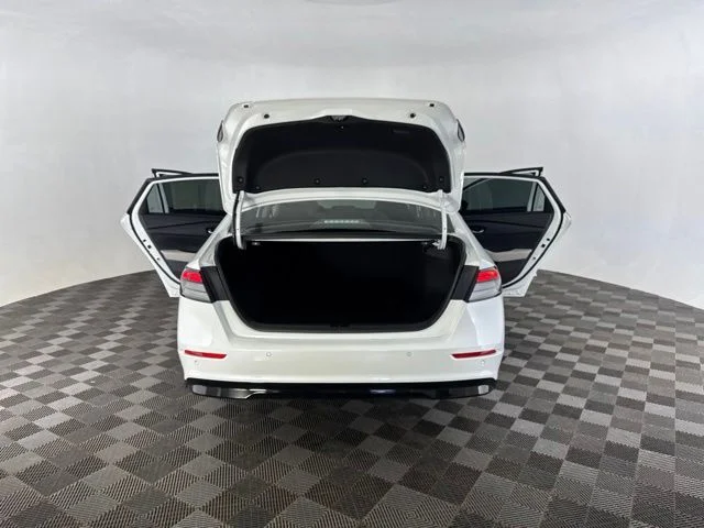 Used 2025 White Honda EX-L image 18