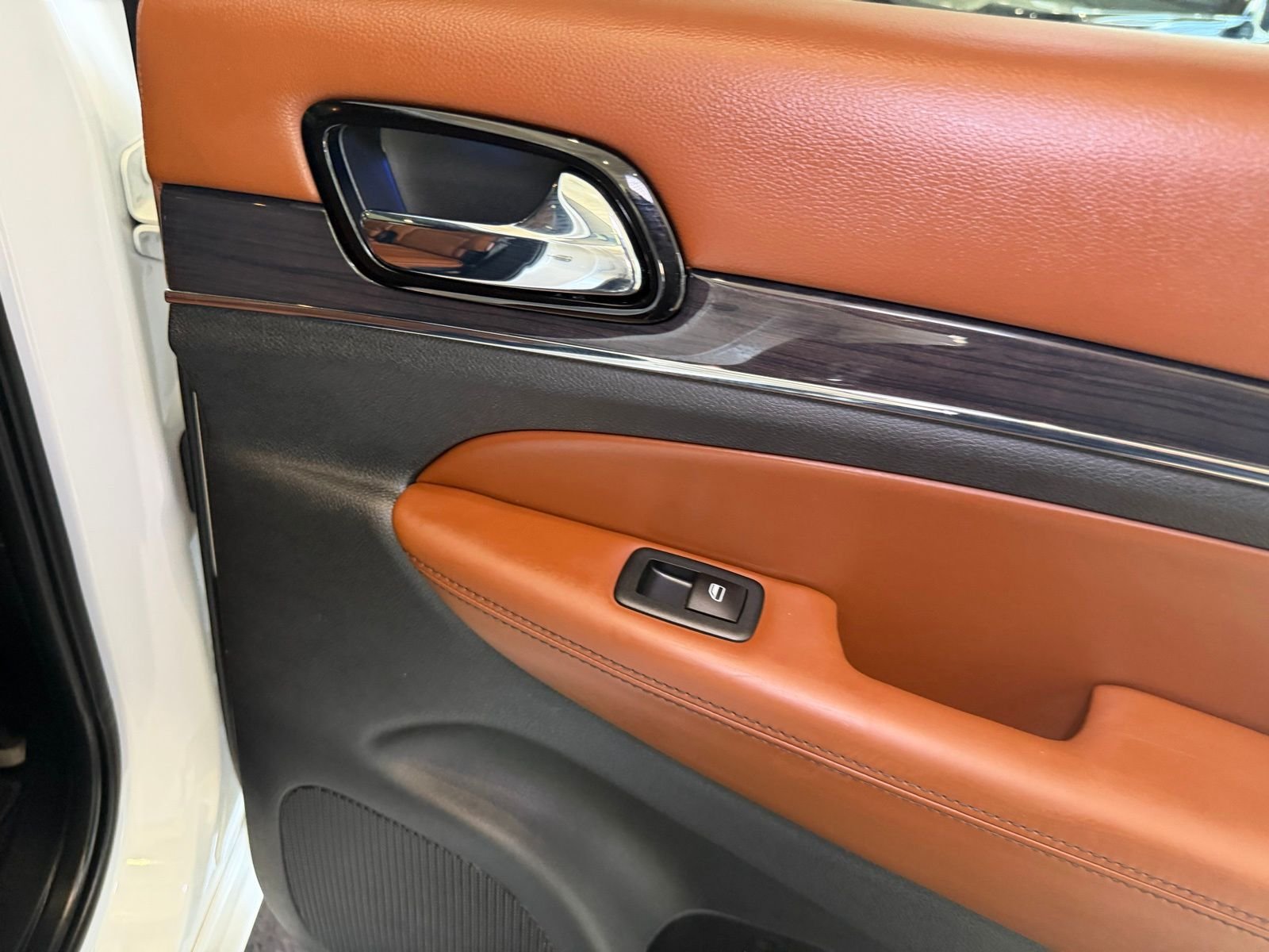 Used 2020 Off-white Jeep Overland image 28