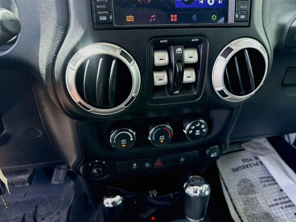 Used 2016 White Jeep Unlimited Rubicon image 14