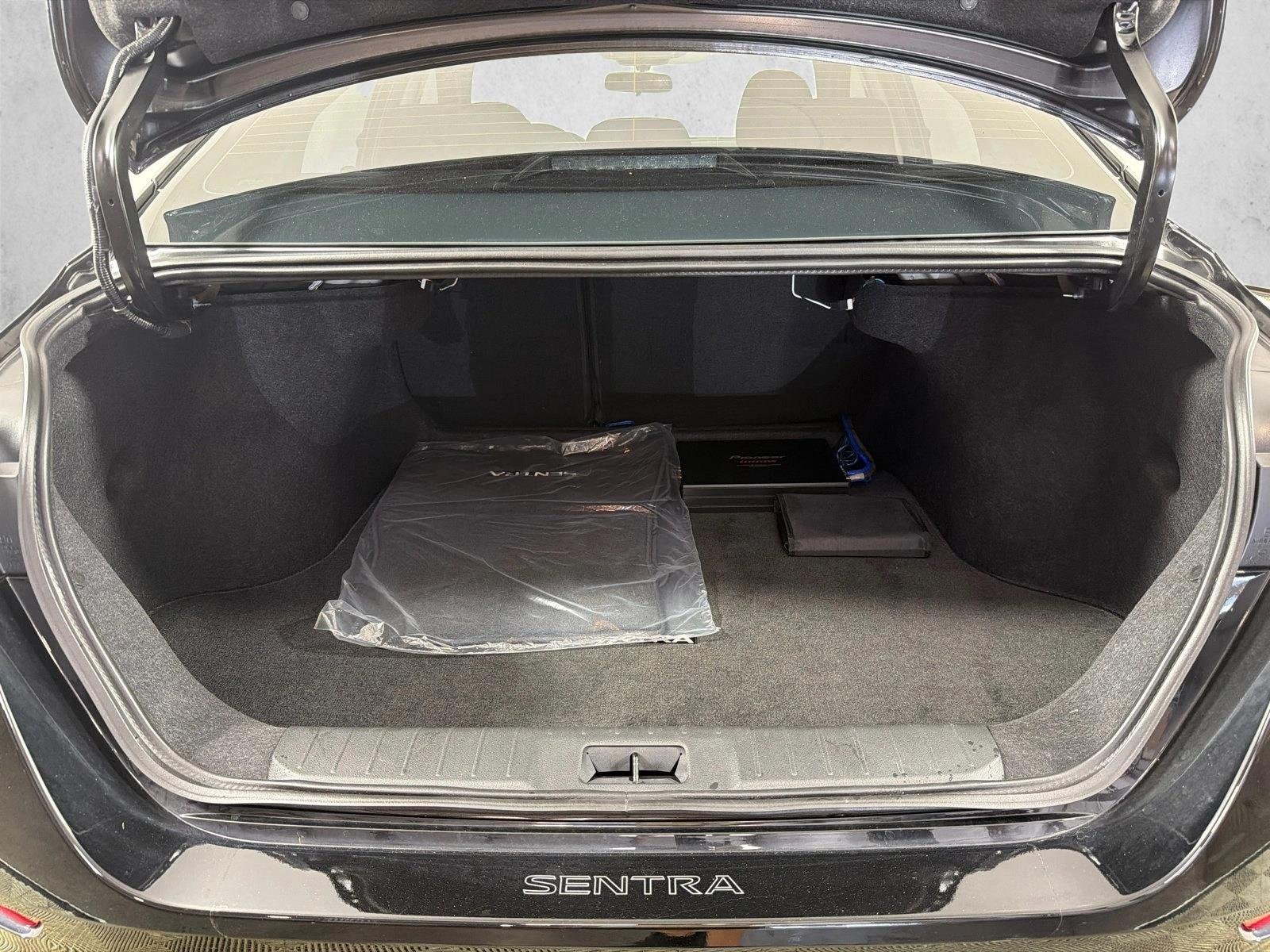 Used 2025 Super Black Nissan SR image 18