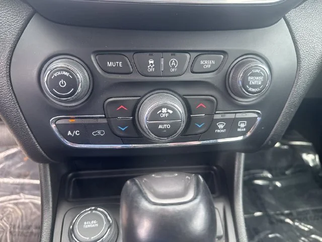 Used 2023 Gray Jeep Altitude Lux 4x4 image 22