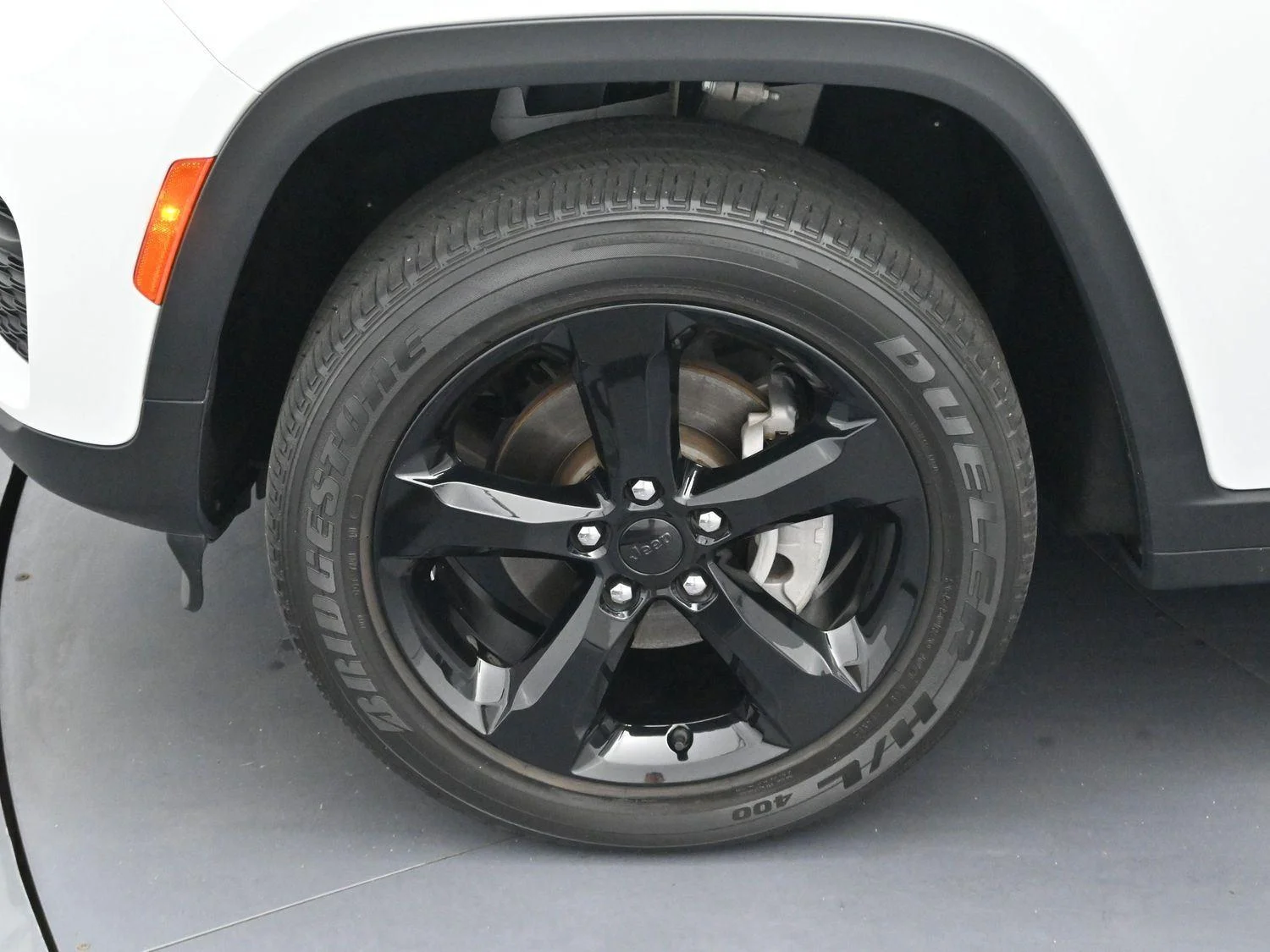 Used 2023 White Jeep Altitude image 29