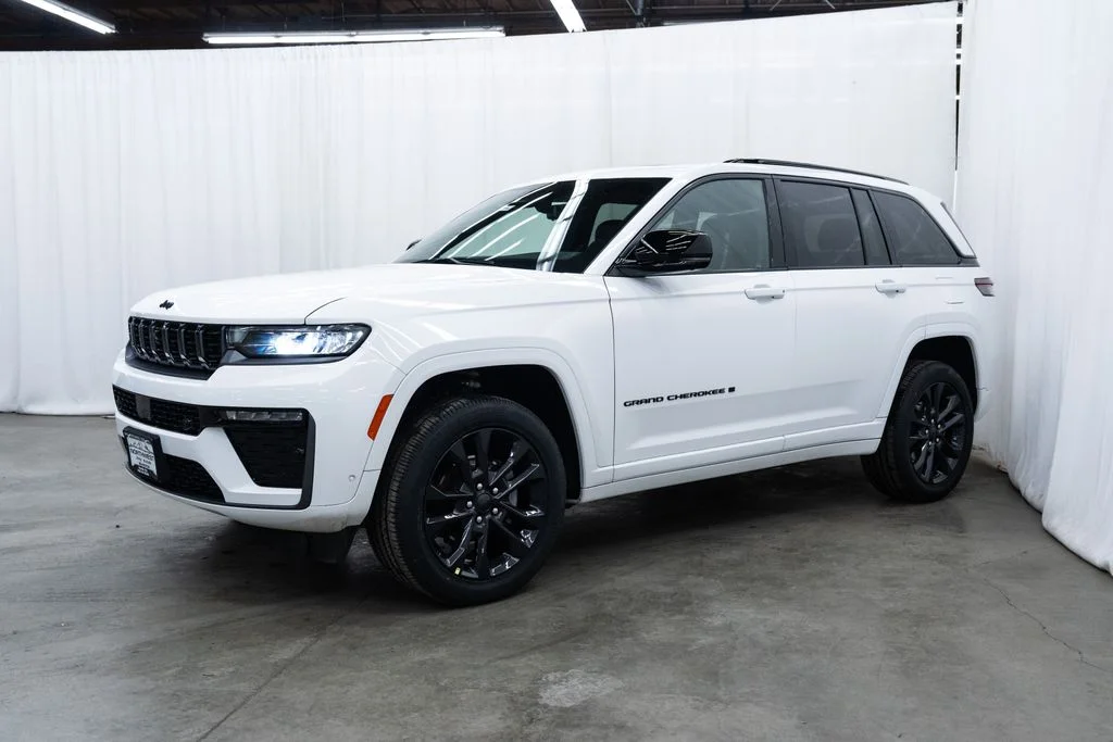 New 2026 Bright White Clear-Coat Exterior Paint Jeep Limited Reserve image 3