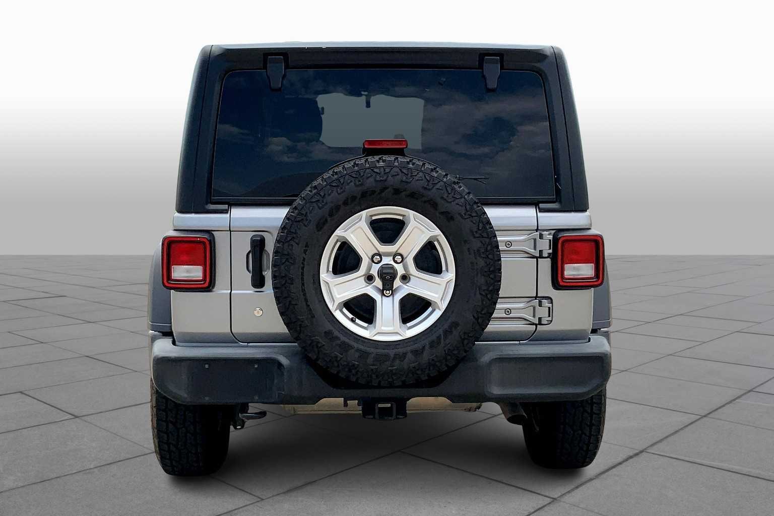 Used 2018 Billet Silver Metallic Clearcoat Jeep Sport S image 4
