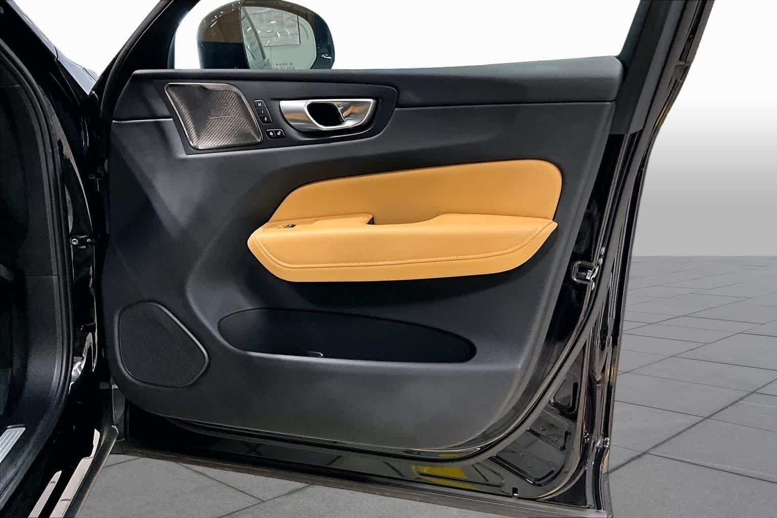 Used 2024 Onyx Black Metallic Volvo Ultimate Dark Theme image 22
