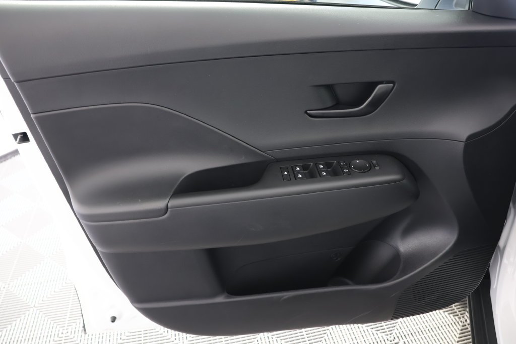 Used 2027 Atlas White Hyundai SE image 23