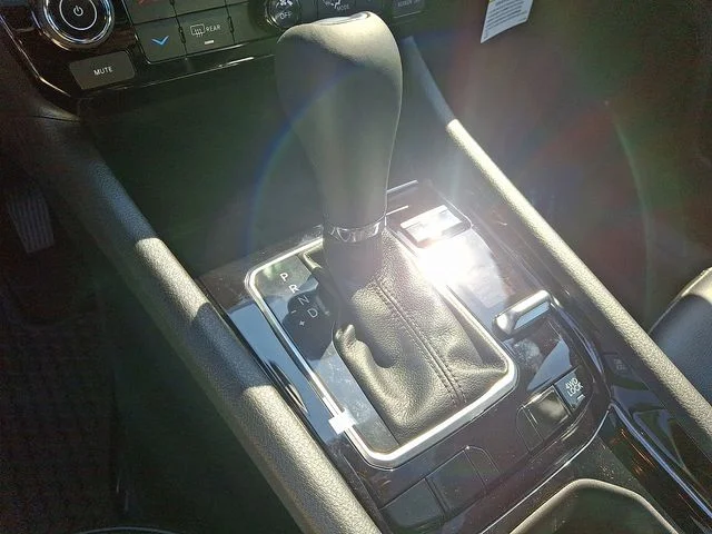 New 2025 White Jeep Latitude image 15