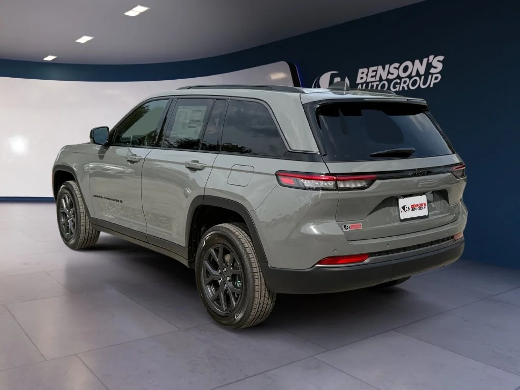 New 2027 Gray Jeep Laredo Altitude image 3