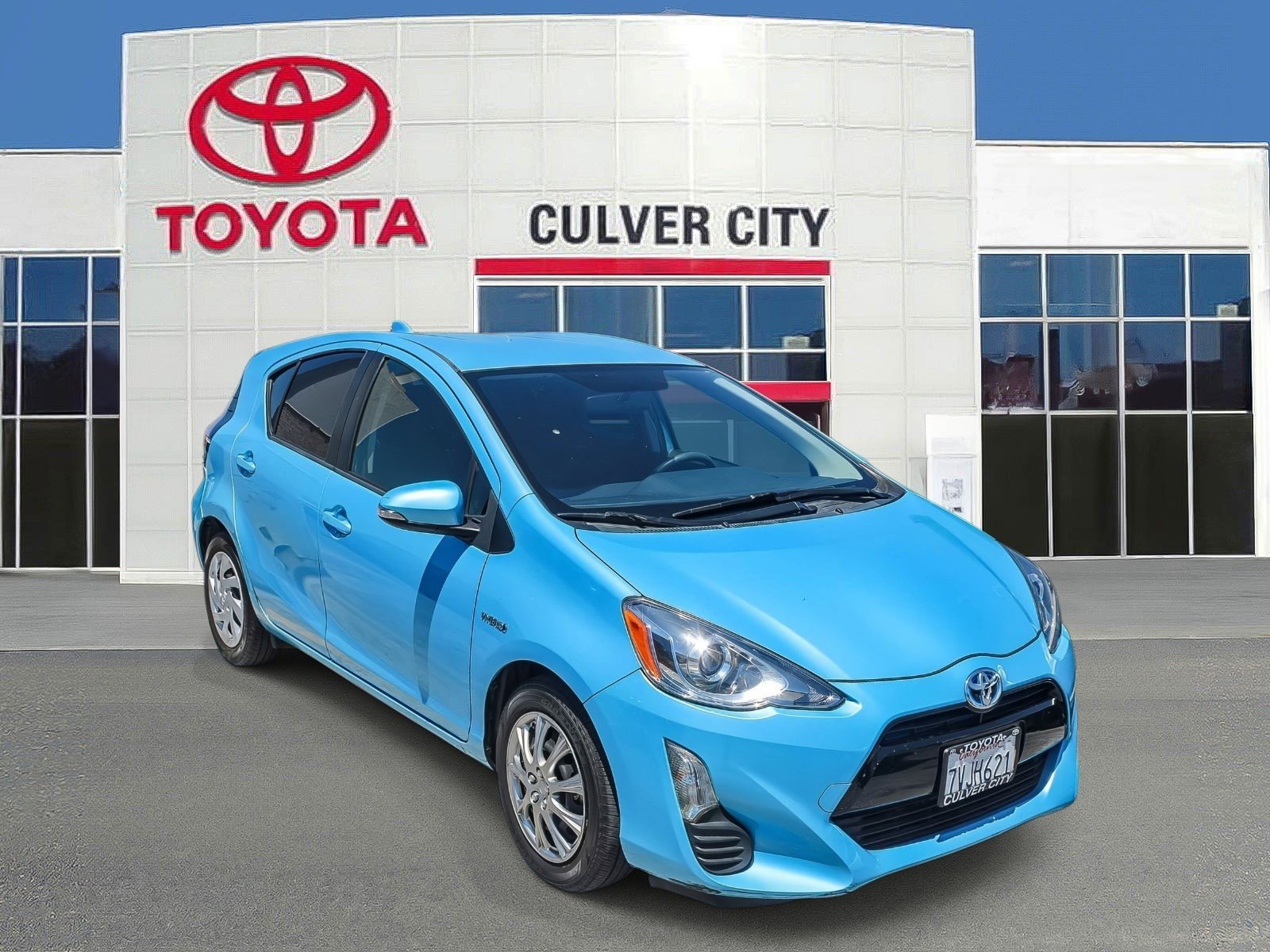 2016 Toyota Prius c Two's photo