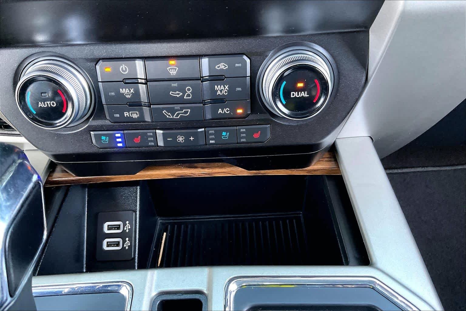 Used 2020 Agate Black Metallic Ford LARIAT image 34