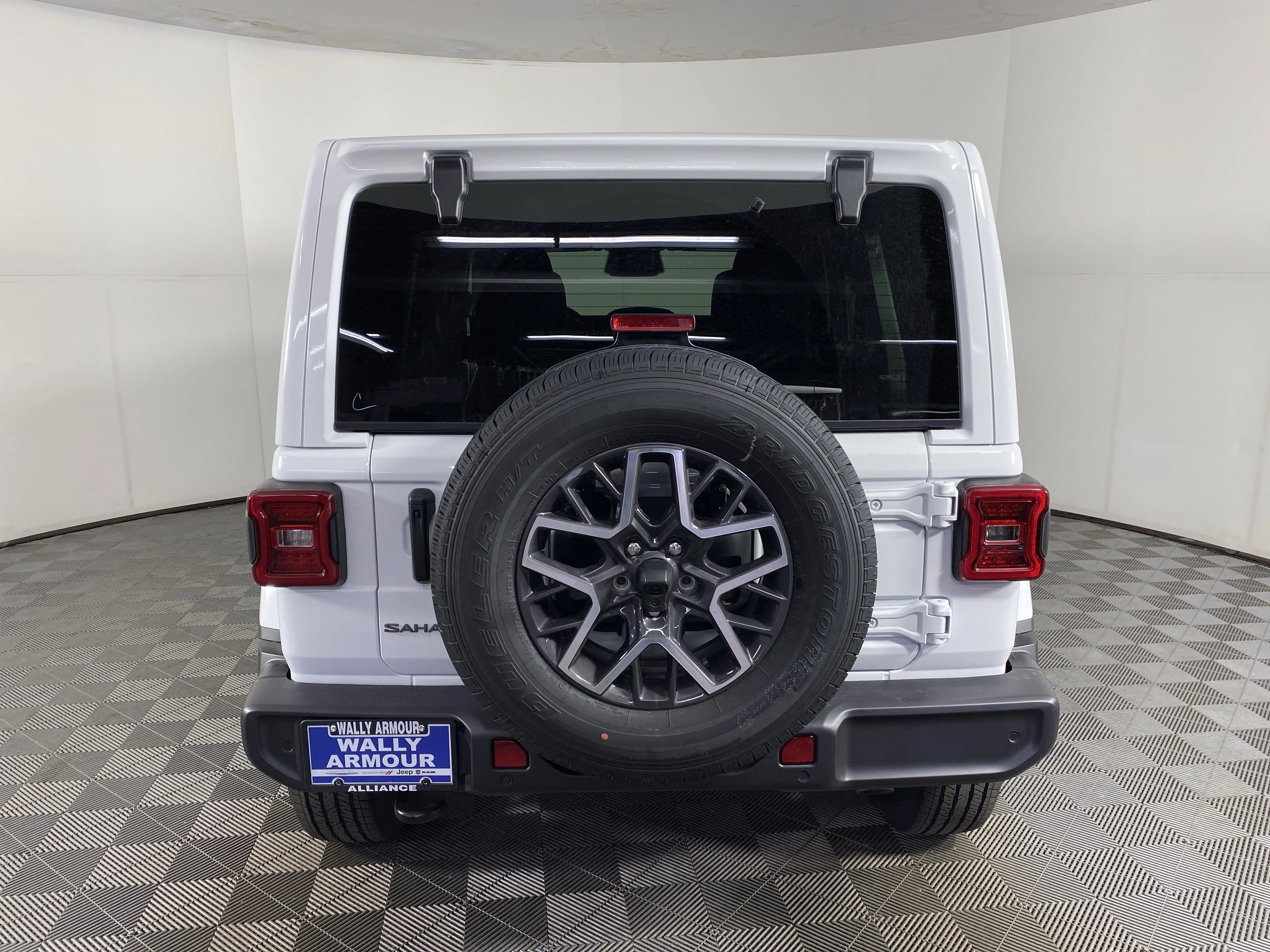 New 2026 Bright White Clear-Coat Exterior Paint Jeep Sahara image 8