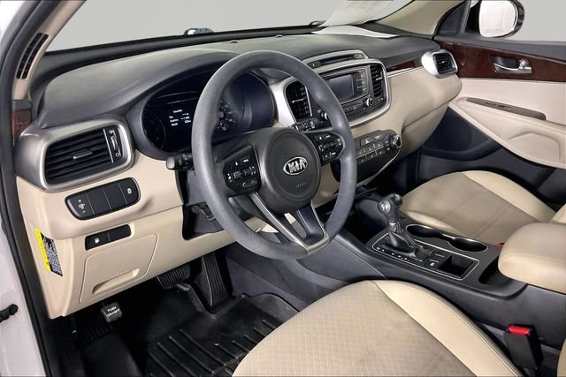 Used 2017 White Kia LX image 16