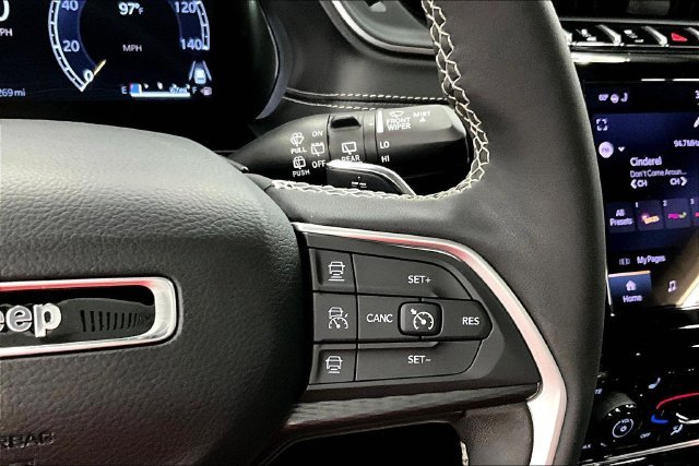 Used 2025 Diamond Black Crystal Pearlcoat Jeep Altitude X image 28