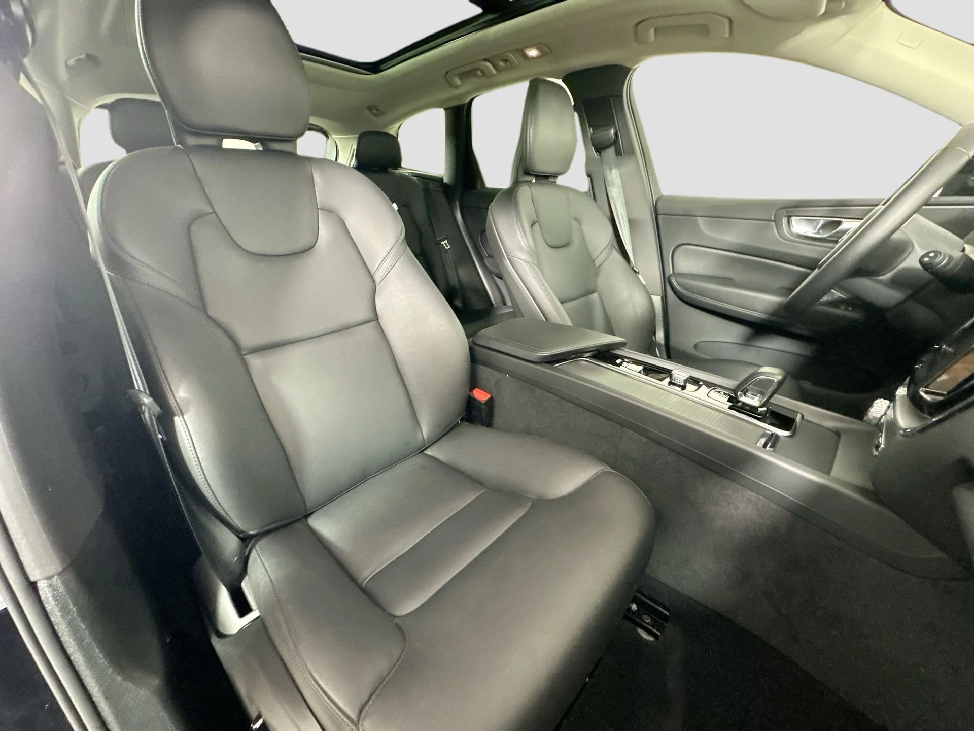 Used 2025 Onyx Black Volvo Core image 29