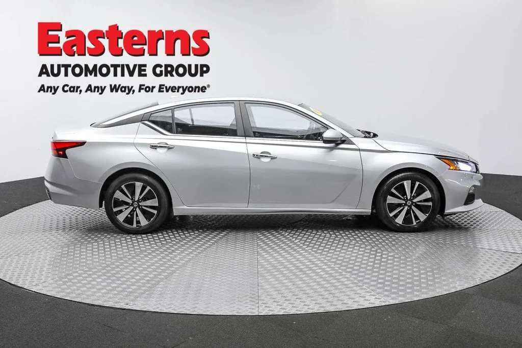 Used 2022 Silver Nissan 2.5 SV image 4