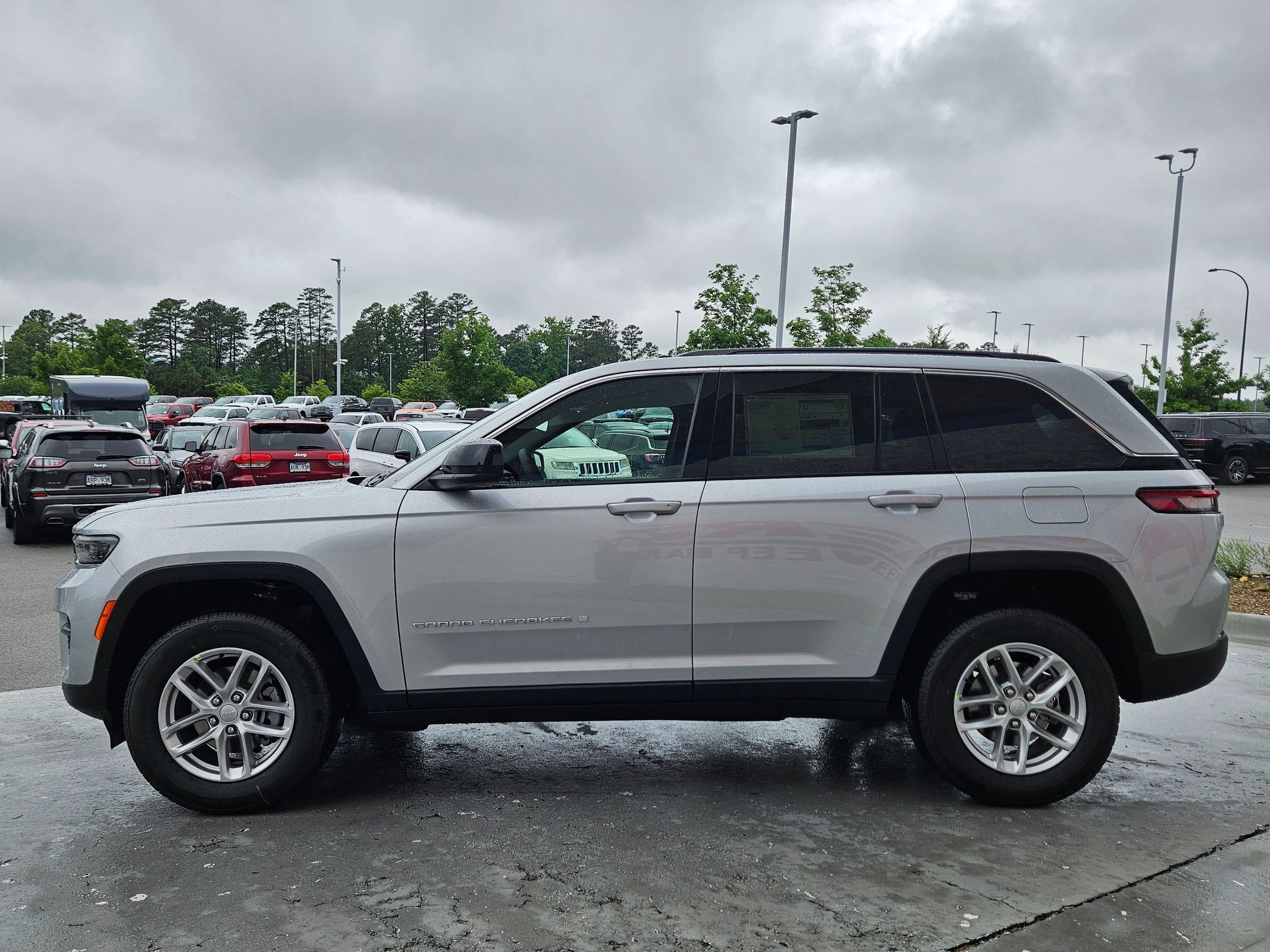 New 2026 Silver Zynith Exterior Paint Jeep Laredo image 4