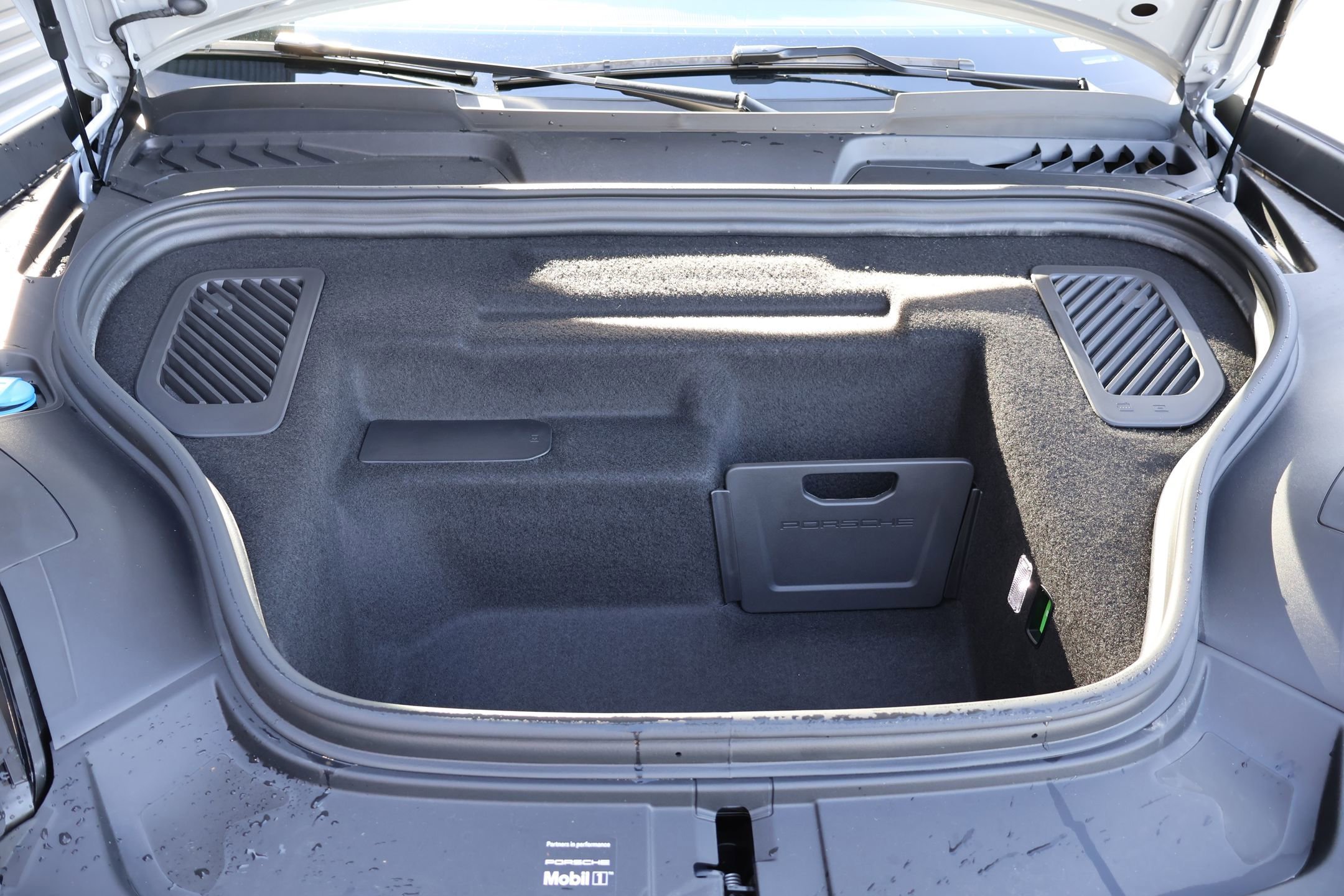 2026 Porsche Macan Turbo Electric - Photo 24