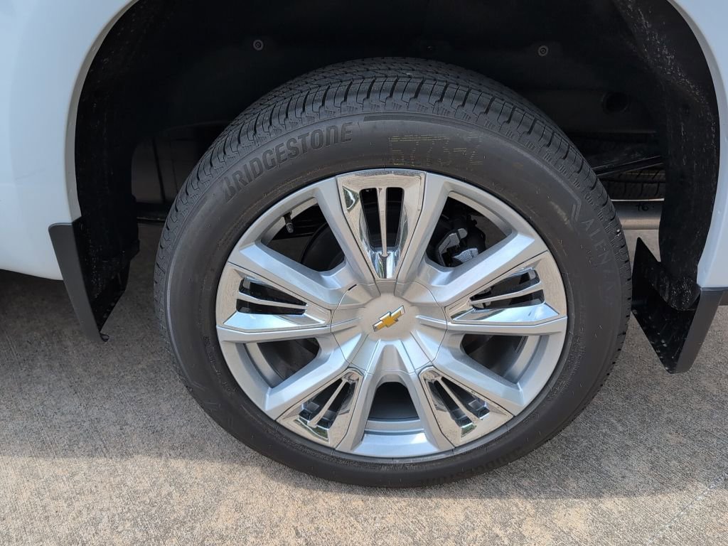 New 2026 Polar White Tricoat Chevrolet High Country image 3