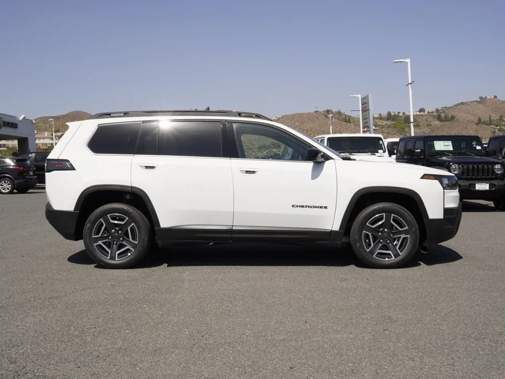 New 2026 Bright White Clear-Coat Exterior Paint Jeep Limited image 2