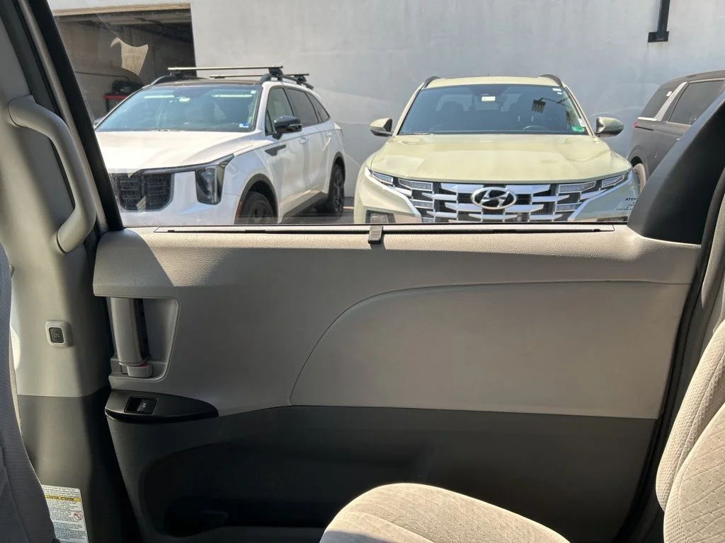 Used 2016 Silver Toyota LE image 18