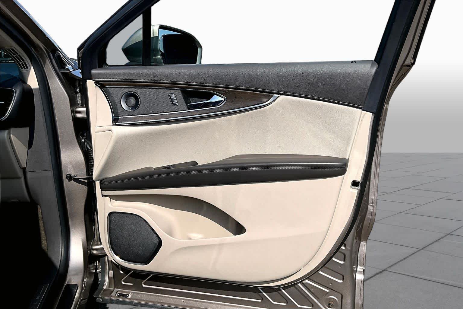 Used 2019 Iced Mocha Lincoln Reserve image 23