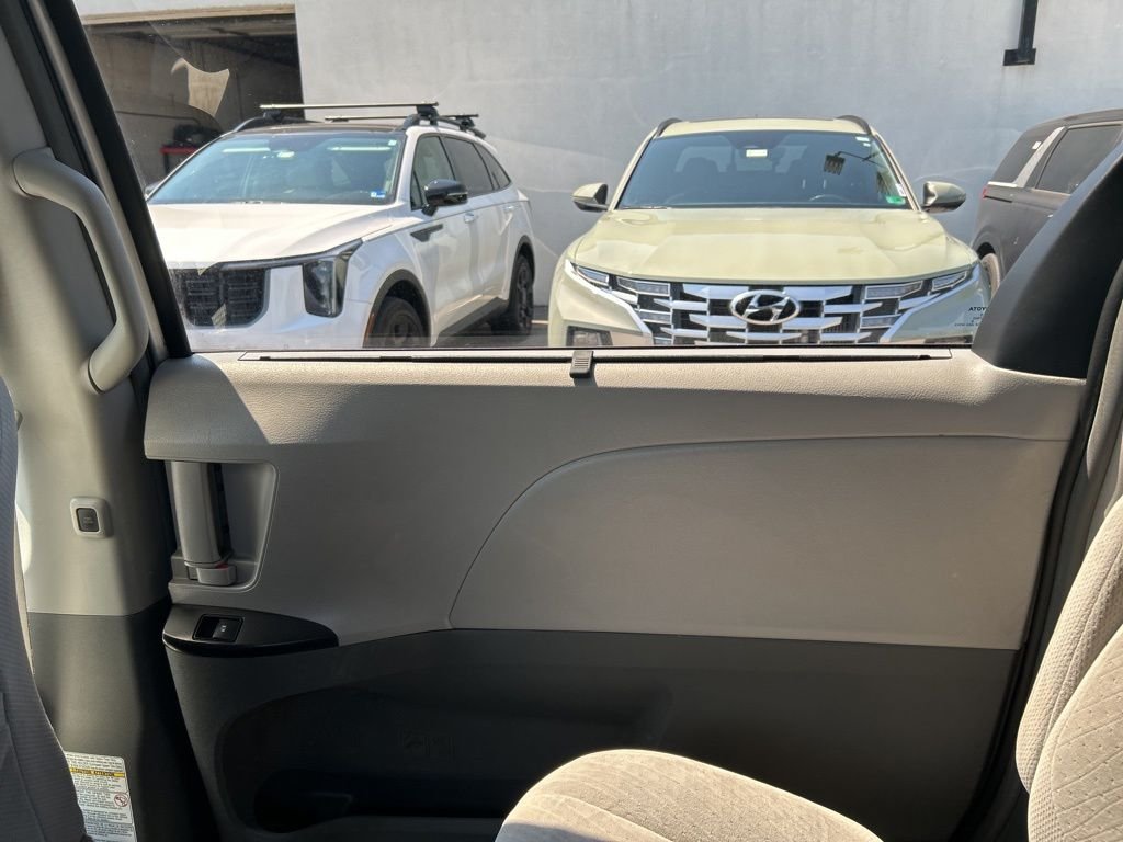 Used 2016 Silver Toyota LE image 18