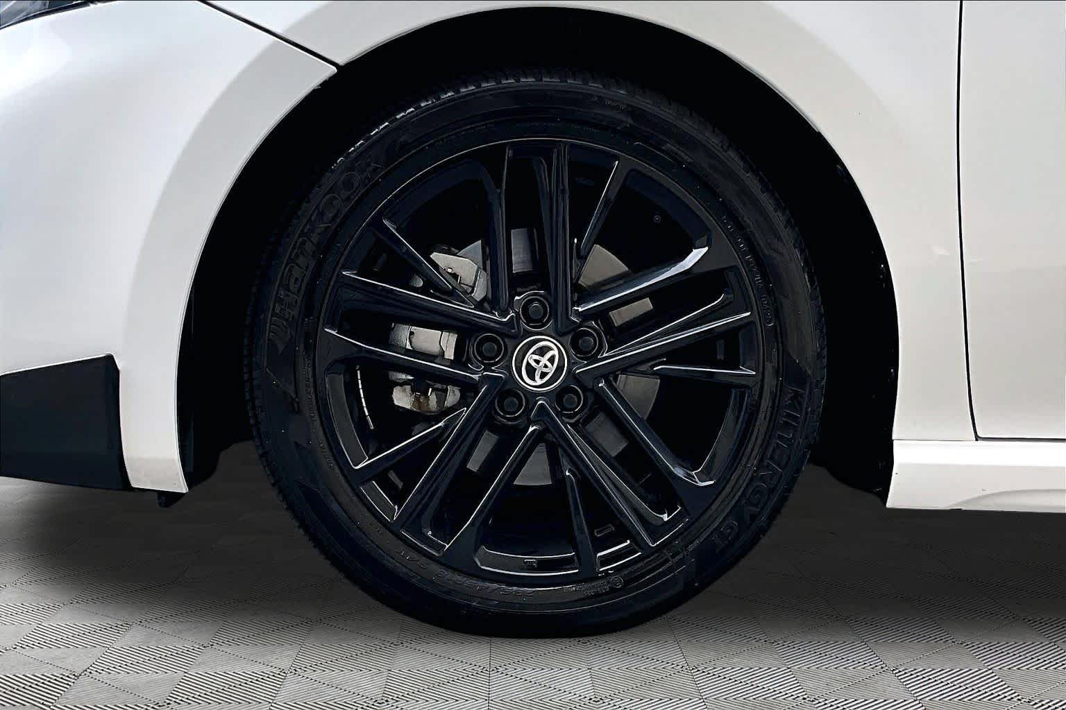 Used 2025 Ice Cap Toyota SE image 11