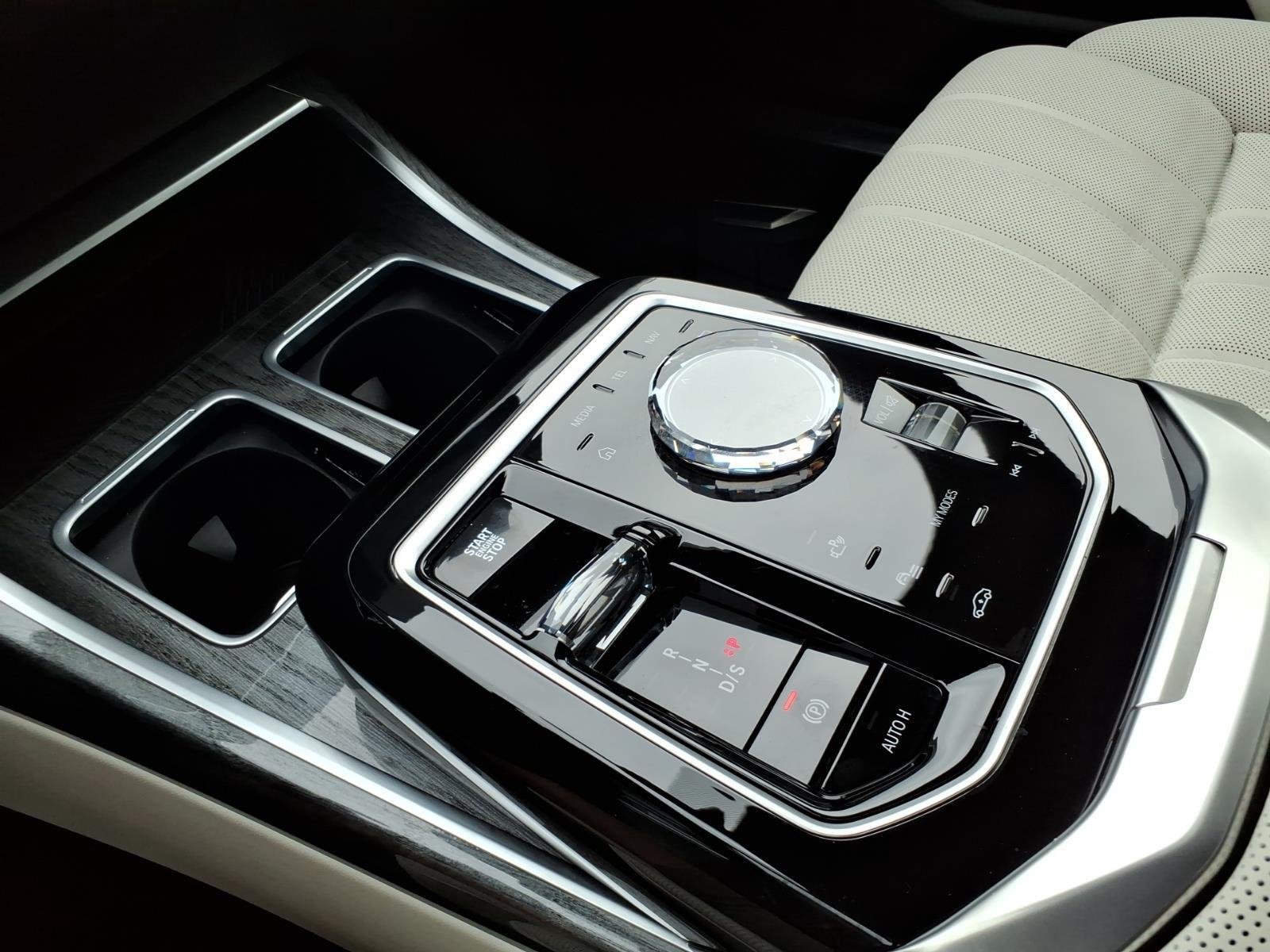 Used 2025 Mineral White Metallic BMW 760i xDrive image 21